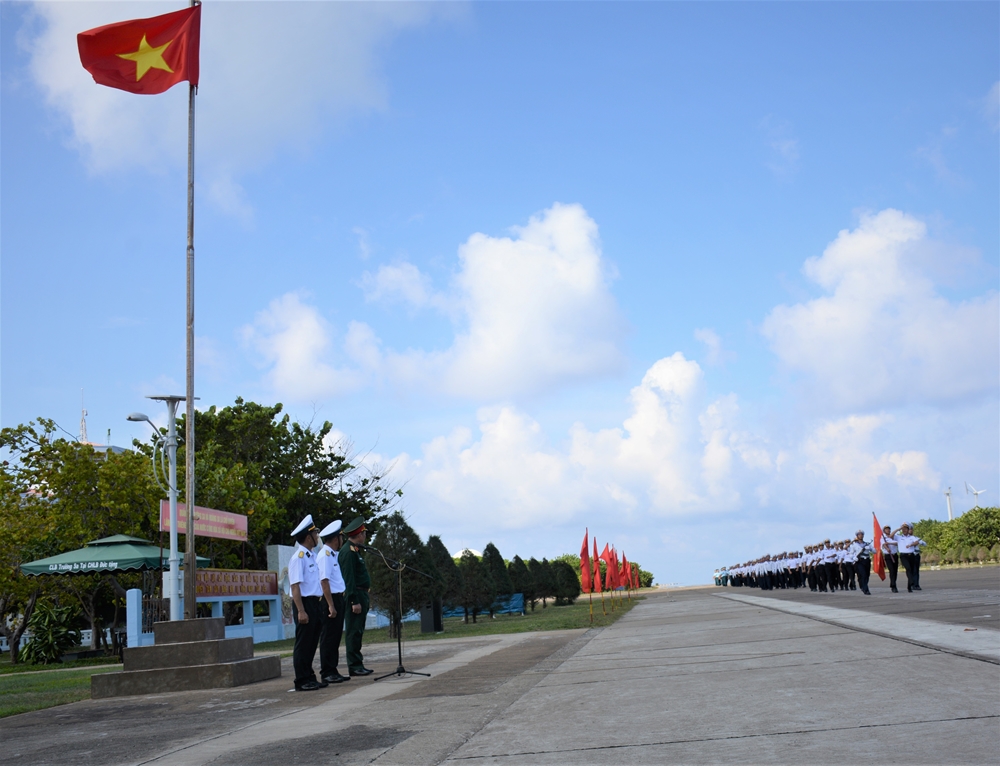Lễ chào cờ trên đảo Trường Sa.